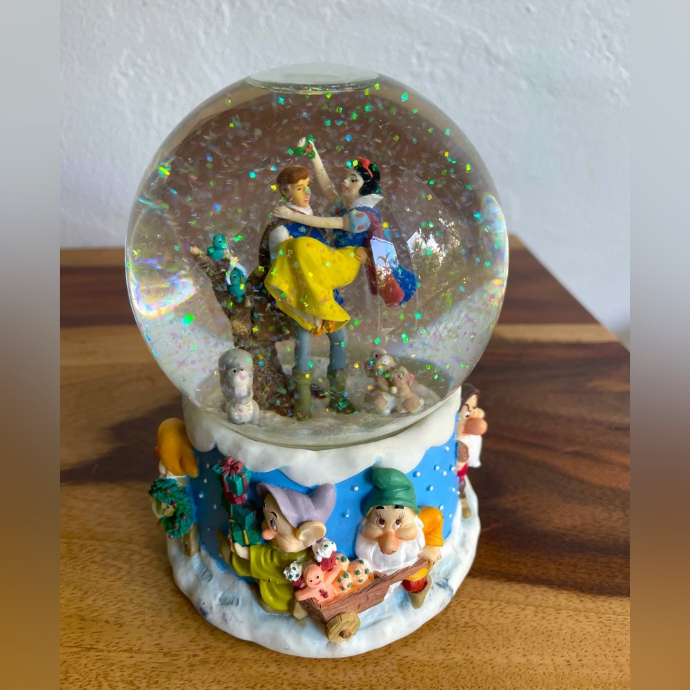 Disney Snow White Snow Globe